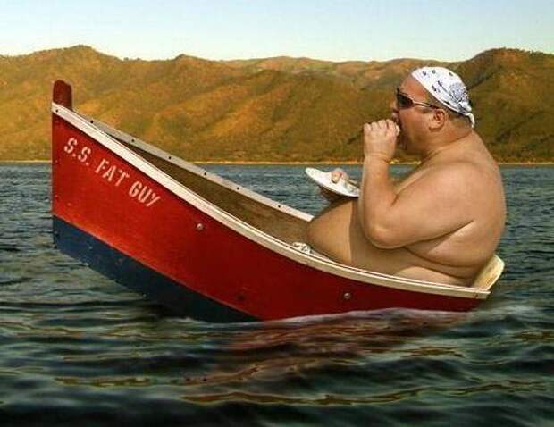 Толстяк плывет в лодке и принимает пищу