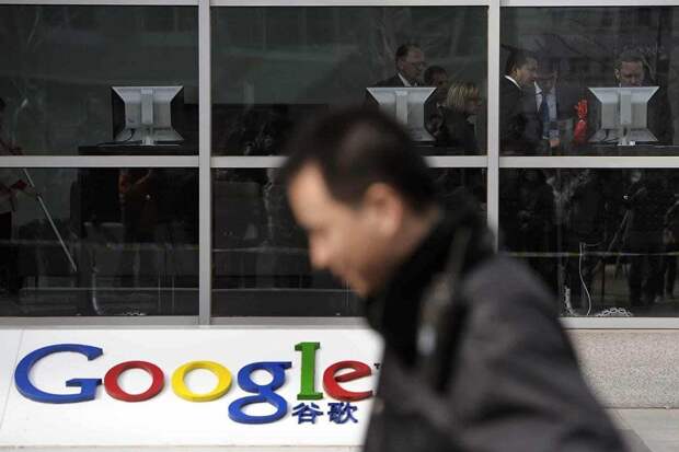 Охранник проходит мимо штаб-квартиры Google в Пекине, 23 марта 2010 г., The Guardian.
