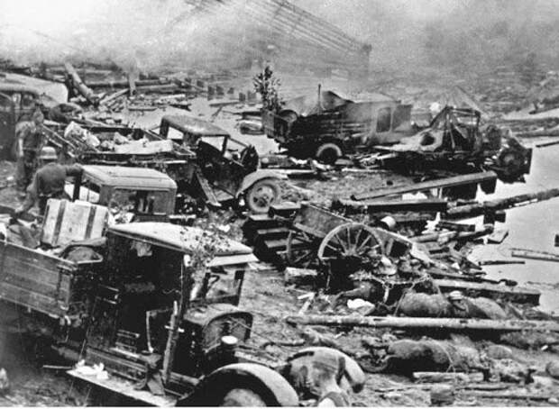 Как-то не очень похоже на «организованную и миролюбивую» сдачу Красной армии в плен. Поле боя в районе Новогрудка, июнь, 1941 г. 