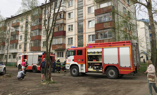 В Архангельске из-за возгорания в квартире эвакуировали подъезд пятиэтажного дома