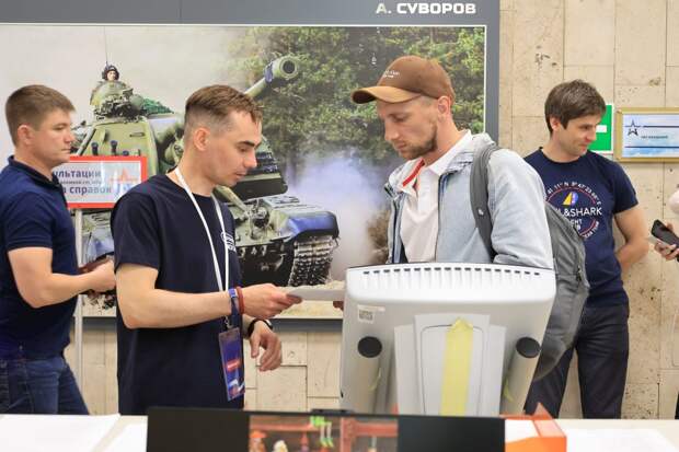 Волонтёры помогут будущим контрактникам оформить документы. Фото: Григорий Матвеев