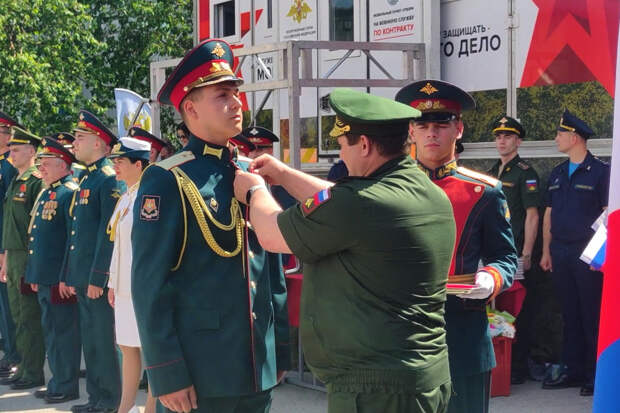 Участникам СВО вручили государственные награды в День России на выставке трофейной техники