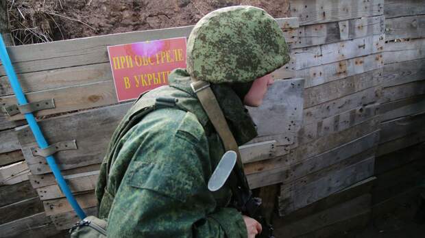 Боец Народной милиции ДНР на западной окраине Донецка на линии соприкосновения Боец Народной милиции ДНР на западной окраине Донецка на линии соприкосновения - РИА Новости, 1920, 26.02.2022