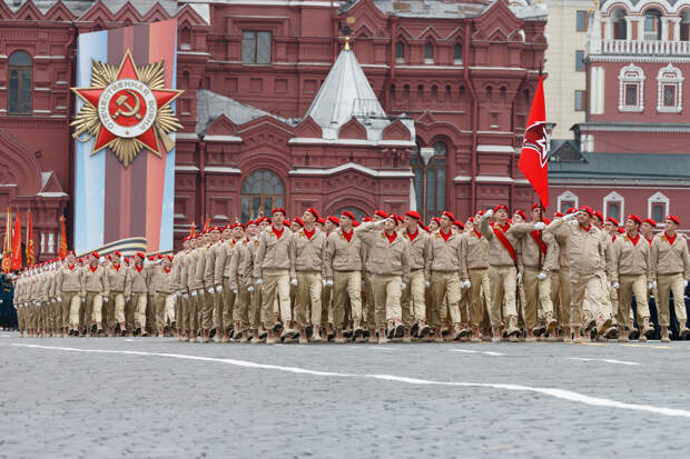 Парадокс, что из той же Юнармии вышло более шести тысяч воспитанников, которые заняли чиновничьи...