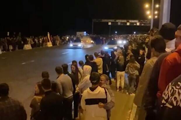 Машина врезалась в зрителей на ночных гонках в Екатеринбурге