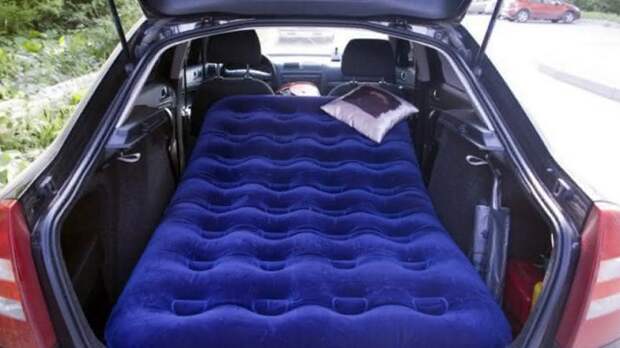 Матрас, разложенный во всю длину автомобиля/ Фото: ikirov.ru