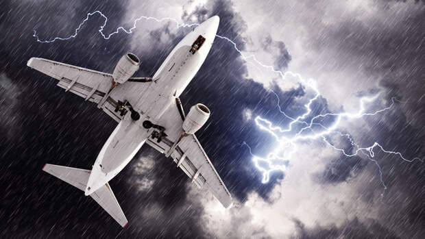 Aviaincident: в самолет, летевший в Омск, ударила молния