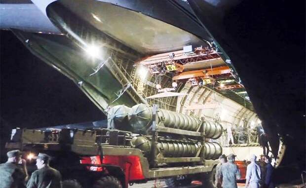 На фото: выгрузка зенитного ракетного комплекса (ЗРС) С-300 на российской авиабазе Хмеймим.