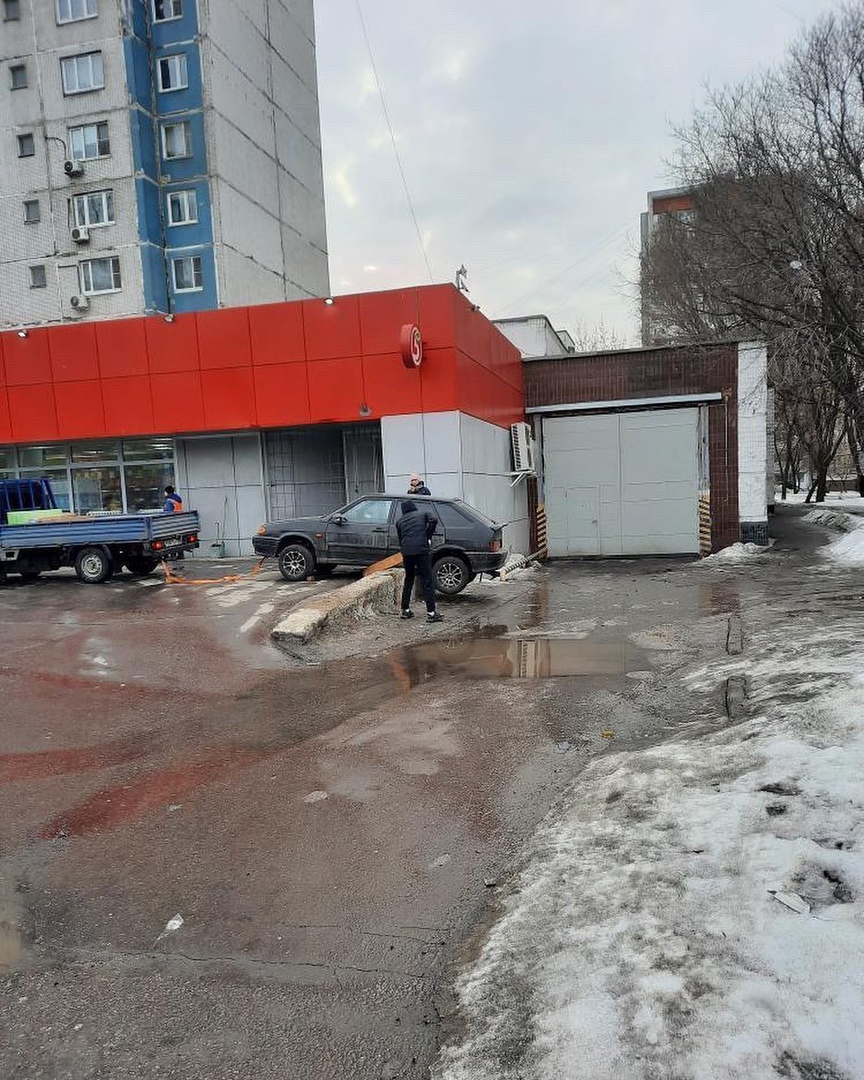 Фото дня: в Марьиной роще автомобиль попал в «ловушку»