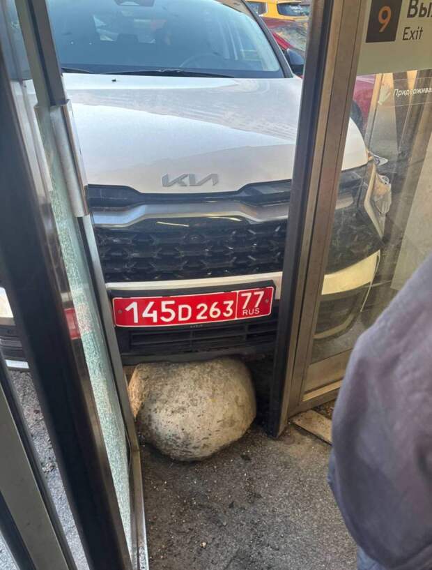 🇷🇺🇦🇿 В Москве автомобиль с дипломатическими номерами посольства Азербайджана