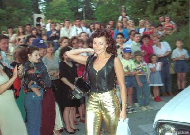 Исполнительница хита «Девочка-ночь» Лада Дэнс после концерта в одном из городов России, 1995 год