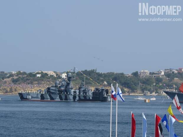 Тысячи людей в Севастополе висели на заборах и вставали на цыпочки, чтобы увидеть это!