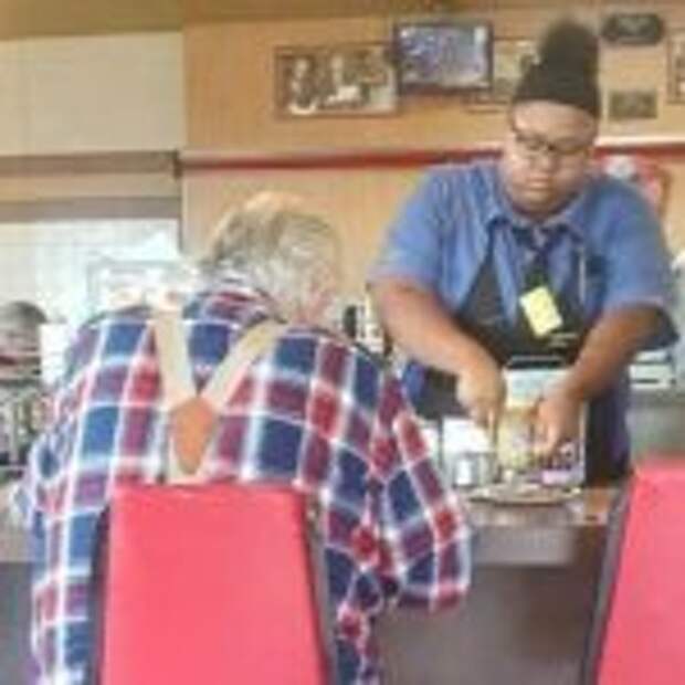 Женщина тайно сфотографировала то, что делала официантка с едой пожилого мужчины
