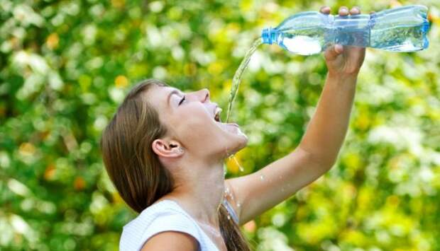 Многие медики и борцы за здоровый образ жизни утверждают, что надо пить 8 стаканов воды в день, и ни каплей меньше. /Фото: static.vix.com