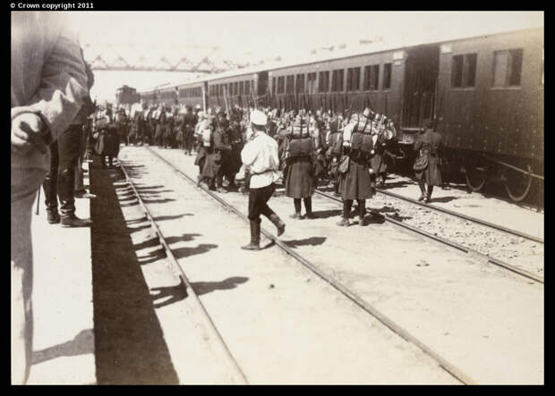 Французская пехота прибыла на железнодорожный вокзал в Тяньцзине