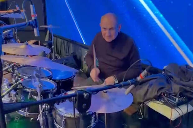 Пашинян сыграл на барабанах песню на свои стихи об Армении