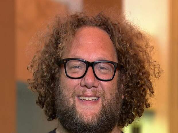 Простая стрижка преобразила мужчину до неузнаваемости: жена и дети рады