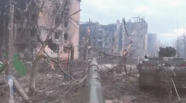 Военкоры показали кадры спасения БТР РФ из-под огня «Азова»