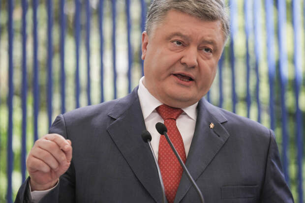 Порошенко: Зеленский должен встать на колени перед Путиным