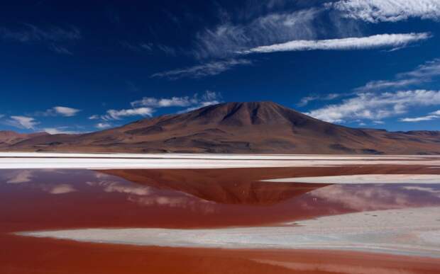 Озеро Лагуна-Колорадо Потоси, Боливия   Мелкое минеральное озеро Лагуна-Колорадо (в переводе «Красная Лагуна») содержит соли, придающие воде ядрено-ржавый цвет. Там же, в национальном заповеднике Эдуардо Авароа, находится другое красочное озеро – Лагуна-Верде.