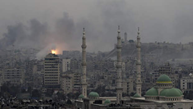 Дым от взрывов над Алеппо, Сирия. 5 декабря 2016