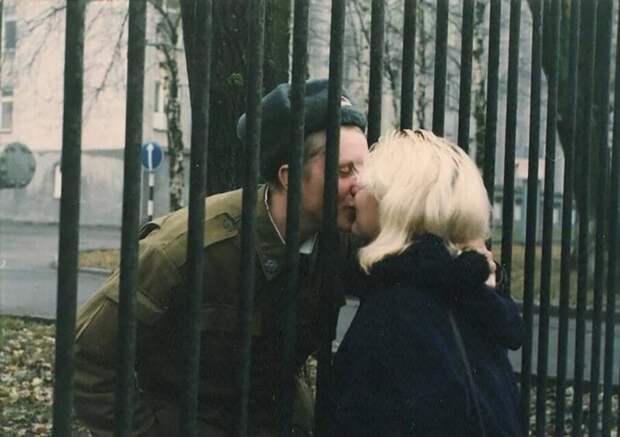 Курсант военного училища со своей девушкой. Череповец, 1990 год