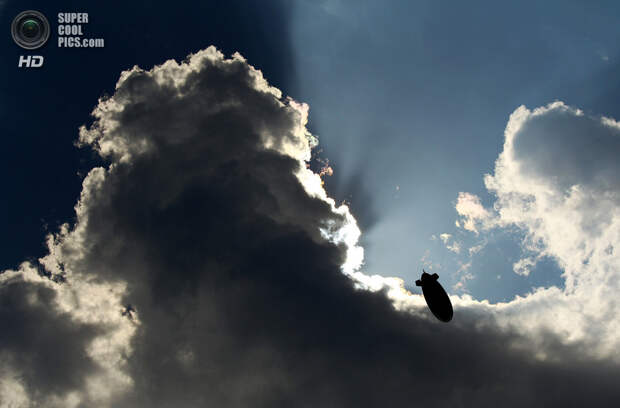США. Понте-Ведра, Флорида. 8 мая 2010 года. Дирижабль MetLife в небе. (Richard Heathcote/Getty Images)