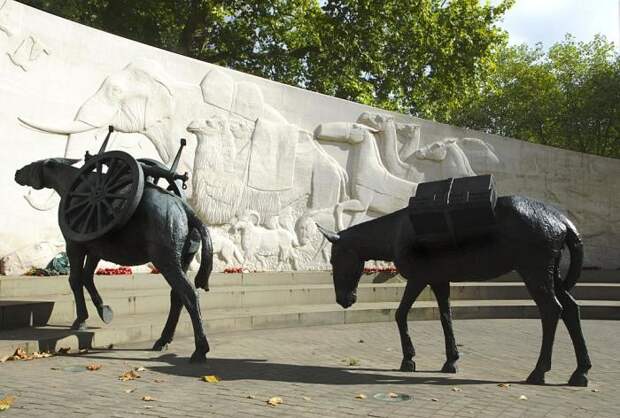 Памятный мемориал в Лондоне герои Великой Отечественной войны, голуби, животные на войне, обезьянка, слоны, собаки