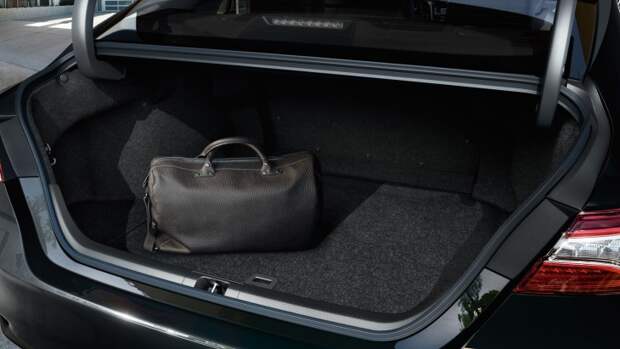 Объем багажного отделения составляет 493 л. Багажник модели Camry XV50 составляет 506 л.