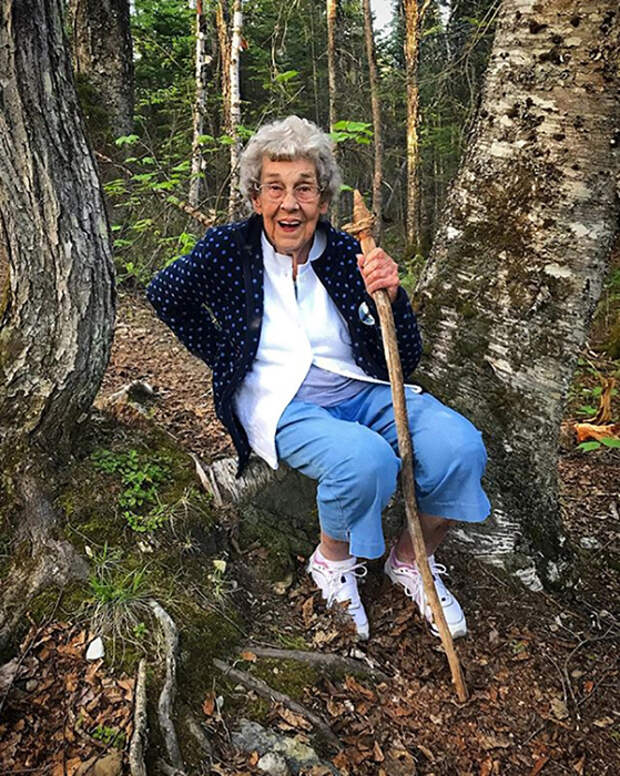 Бабушка Джой в лесу.