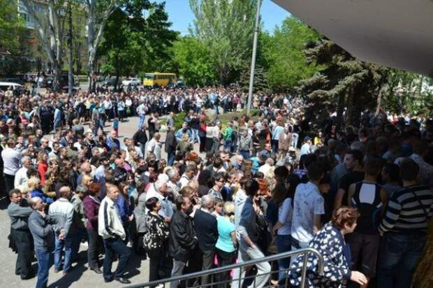 Очередь на пункт голосования в Донбассе. 11 мая 2014 года