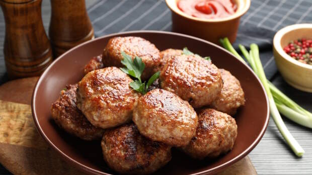 Больше не кладу сырой лук в котлеты – есть один простой прием, который сделает их вкуснее