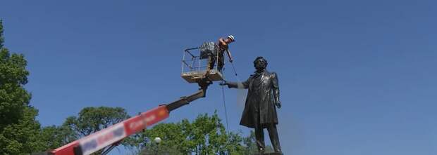 Реставраторы помыли памятник Александру Пушкину на площади Искусств