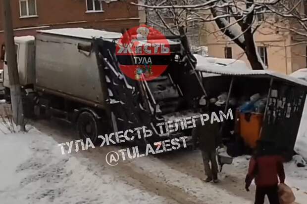 На улице Ползунова в Туле мусоровоз сломал контейнерную площадку
