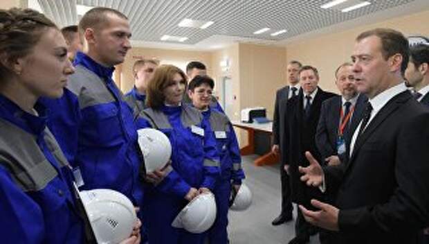 Дмитрий Медведев беседует с работниками Стойленского горно-обогатительного комбината в городе Старый Оскол. 29 ноября 2016