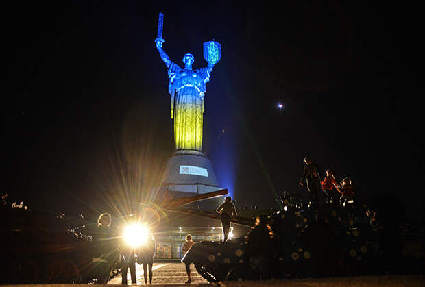 Подсветка ко Дню Конституции монумента «Родина-мать» в Киеве 