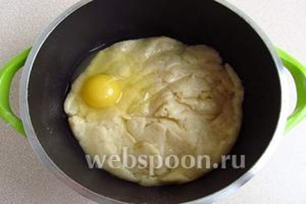 По одному вмешать в тесто яйца, причём следующее яйцо нужно добавлять лишь после того, как будет хорошо замешано предыдущее.