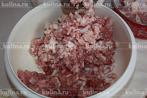 Мясо вымыть, дать стечь воде. Часть мяса и очищенный чеснок провернуть через мясорубку с крупной решеткой, остальную часть нарезать кусочками мелко.  