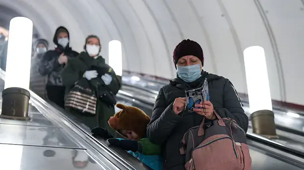 С максимальным соблюдением мер безопасности: в Москве школьники вернутся к очному обучению с 18 января