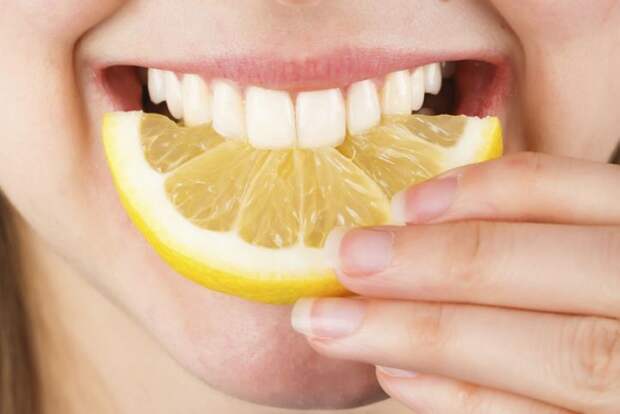 Лимон поможет не только при простуде, но и подарит белоснежную улыбку.