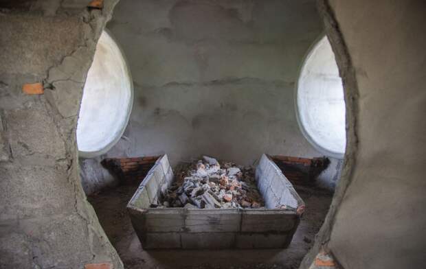 Мужчина из бетонных блоков построил дом своей мечты, хотя его бюджет был ограничен: фото внутри и снаружи