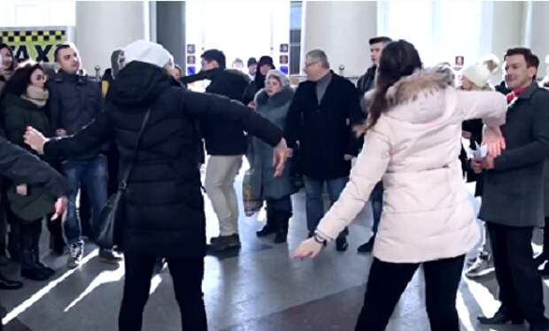 На вокзалах люди демонстративно показали фигу украинской власти 