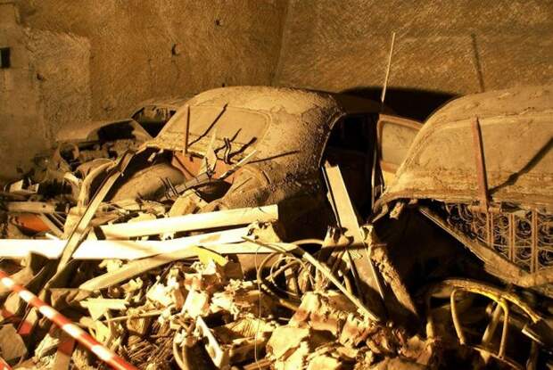 Необычная штрафстоянка в центре Неаполя (14 фото)