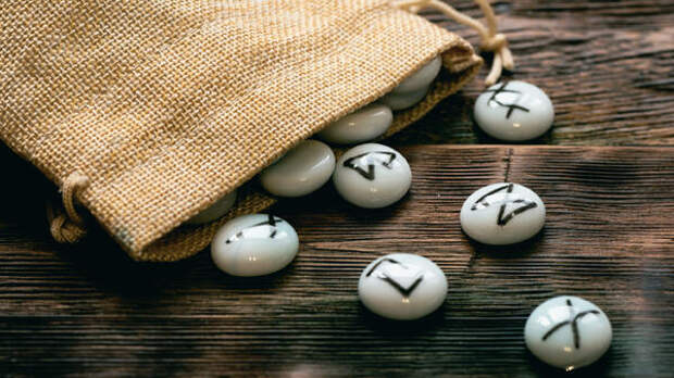 Не тратьте, а вкладывайте: прогноз на основе древних рун на конец апреля поможет сохранить деньги