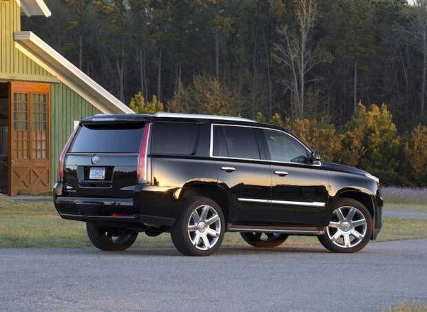 Большой американский внедорожник Cadillac Escalade.
