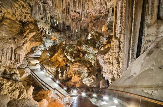 Пещера Нерха почти была изучена к 50-м годам, а для туристов оборудована только ее третья часть, что дает всем желающим свободный доступ. / Фото:fb.ru