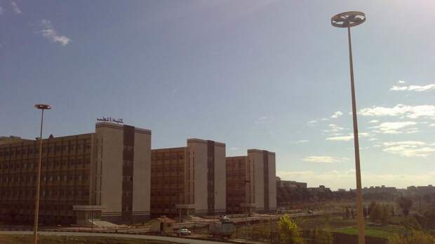 Асад поддерживает студентов, возвращая образование в Сирии на довоенный уровень Университет «Аль-Баас» в Хомсе.