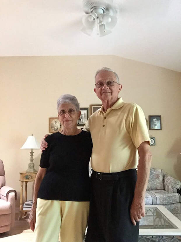 Бабушка и дедушка, живущие в браке 52 года, одеваются каждый день в одинаковую одежду