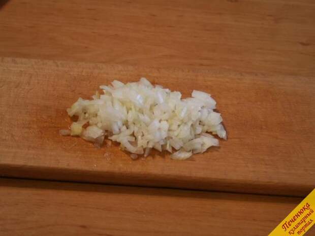 5) Пока готовится наш бульон и картофель, подготовим репчатый лук. Очищаем его и мелко нарезаем.