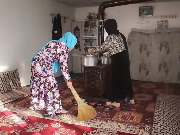 Всем привет! Как несколько жен уживаются под одной крышей, как ведут хозяйство и как разделяют "общение" с мужем - узнал в таджикском кишлаке.-15